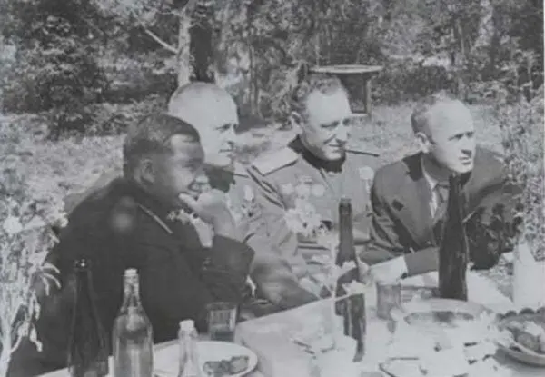 За дружеским столом Крым 1944 год Навыки офицераартиллериста И А Серов - фото 66