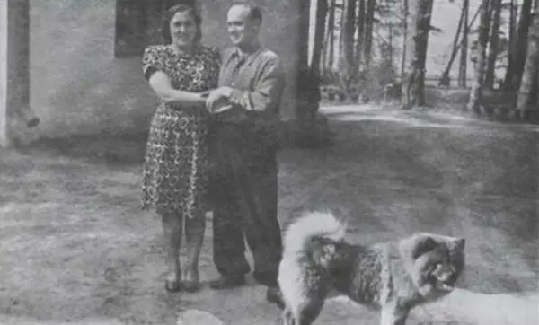 На даче с женой и собакой Дымкой После 1945 года С женой Подмосковье - фото 68
