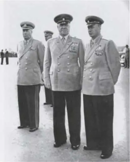 С маршалом Г К Жуковым 19551956 годы Во время визита в Индию Ноябрь - фото 95