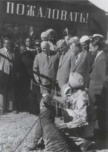 Во время визита в Индию Ноябрь 1955 года Посещение храма в ходе визита в - фото 96
