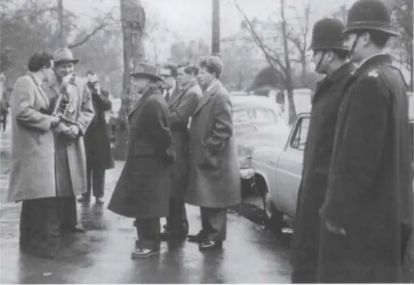 С английскими газетчиками на улицах Лондона Март 1956 года Иван Грозный - фото 101