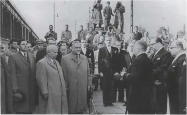 Прибытие советской делегации в Финляндию 5 июня 1957 года На торжественном - фото 104