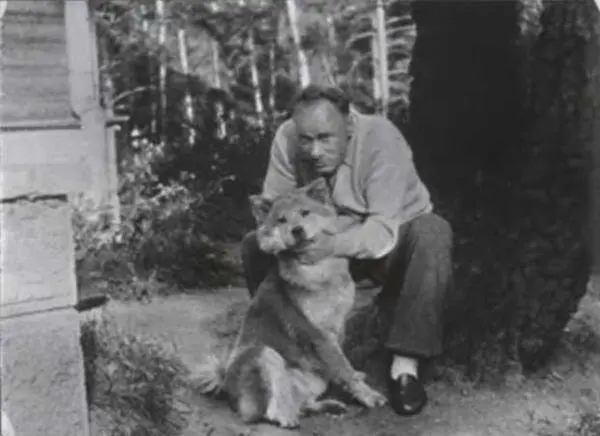 С собакой Дымкой на даче 1950е годы С сыном Владимиром за шахматной - фото 117