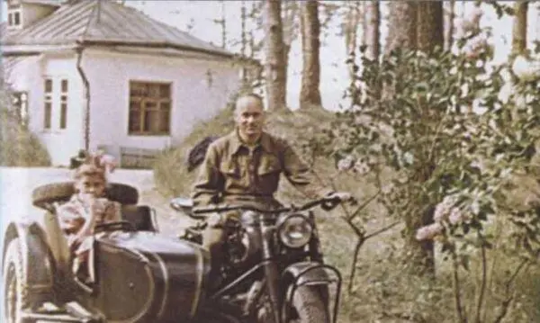 С дочерью Светланой 1950е годы На даче с дочерью и собакой Мишкой 1950е - фото 119