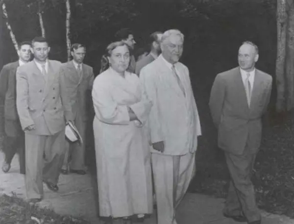 Супруги Серовы с Н А Булганиным на отдыхе в Крыму 19551956 годы С - фото 123