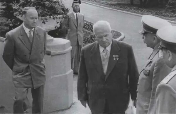 С Н С Хрущевым Конец 1950х годов Удостоверение начальника ГРУ ГШ ВС - фото 131