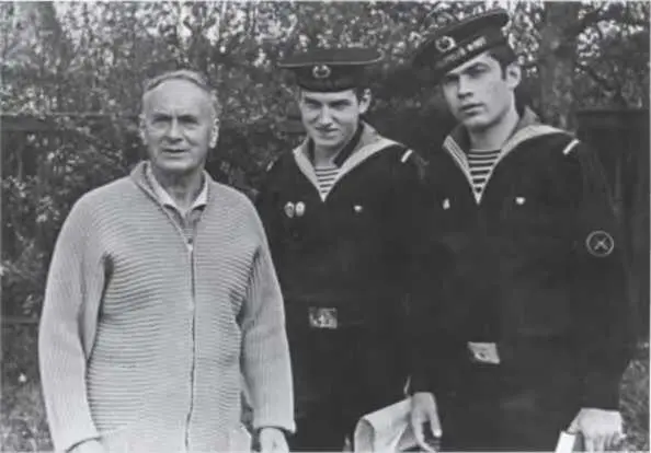 На даче с гостямиморяками Конец 1970х годов С дочерью Светланой 1970е - фото 141