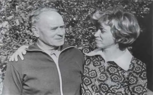 С дочерью Светланой 1970е годы До глубокой старости И А Серов сохранял - фото 142
