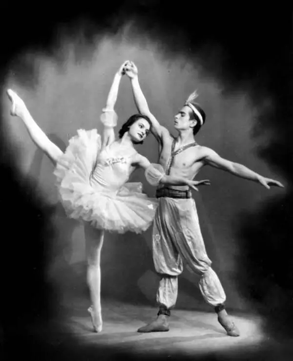 Рудольф Нуреев с Аллой Сизовой в балете Корсар 1958 г С самого начала - фото 7