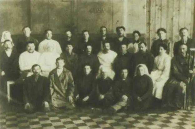 М С Кедров среди раненых и персонала госпиталя в г Кашине 1916 г - фото 17