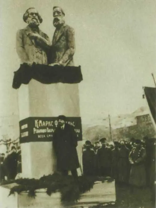 М С Кедров рядом с постаментом на открытии временного памятники Карлу - фото 20