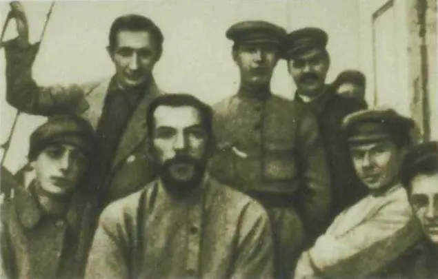 М С Кедров в центре с группой чекистов Архангельск 1920 г Н И - фото 22