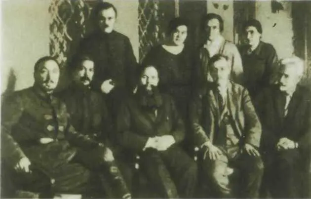 Н И Подвойский и М С Кедров сидят слева среди старых большевиков - фото 23