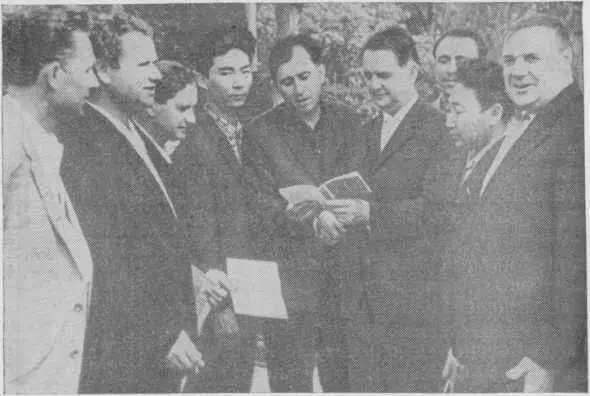 Г Марков среди выпускников Высших литературных курсов 1963 год Георгий - фото 8