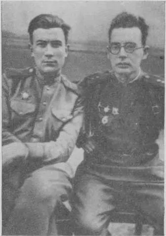 Начальник дивизионной разведки капитан Э Казакевич с другомразведчиком Да - фото 14