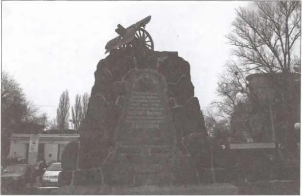 Памятник рабочим завода Арсенал в Киеве участникам боев 1918 г На - фото 30