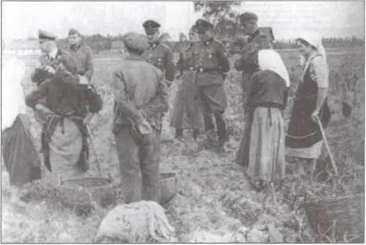 Рейхсфюрер СС Г Гиммлер с украинским населением 1942 г РГАКФД Оп 3 261 - фото 36