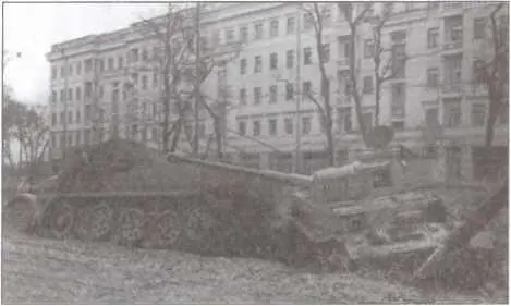 Подбитый немецкий танк PzKpfw FVAustG на улице Киева Ноябрь 1943 г - фото 38