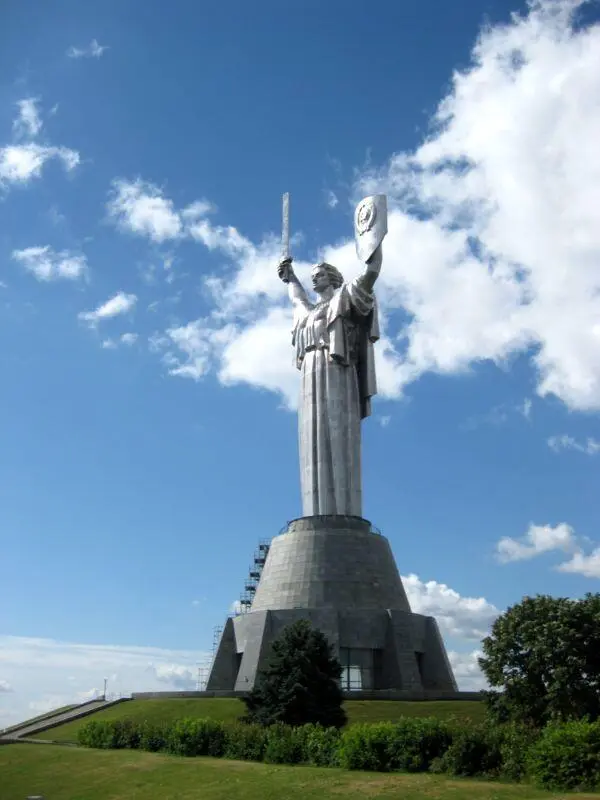 Монументскульптура Родинамать стоящий в Киеве на высоком правом берегу - фото 46