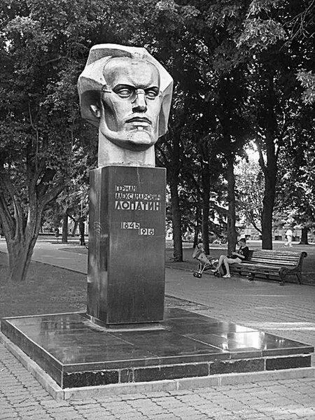 Памятник Г А Лопатину И то ли близость с Карлу Марксу то ли - фото 88
