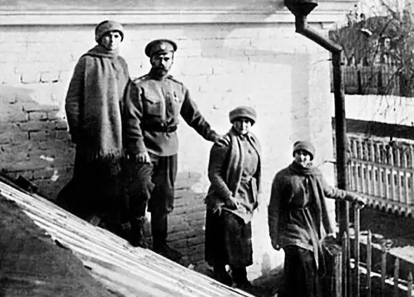 Николай II с дочерьми в Тобольске Первые молчаливо провожали глазами своих - фото 113