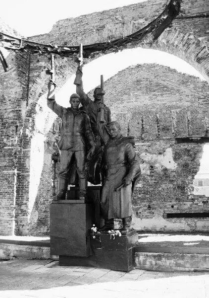 Памятник защитникам крепости В ненастный осенний вечер я оказался на - фото 134