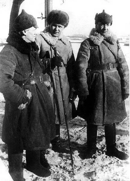 В Саянов и А Твардовский справа Гребцы устраиваются на своих местах - фото 135