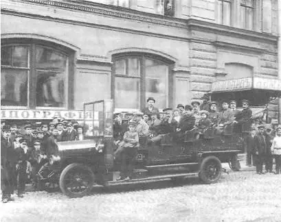 Один из первых автобусов в Петербурге Фото 1911 года В начале 1990х годов по - фото 65