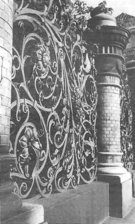 Кто автор ограды запечатленной на фотографии и в какие годы она была - фото 80
