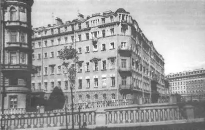 Дом Зверкова Этот громадный дом находится у Кокушкина моста на канале - фото 110