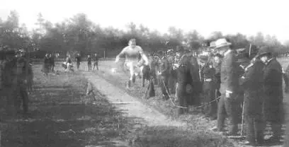 Соревнования по прыжкам в длину Фото 1909 года Первый чемпионат легкоатлетов - фото 121