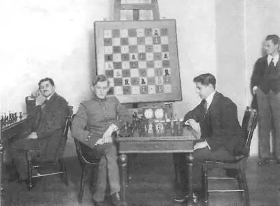 Алехин и Капабланка за игрой на международном шахматном турнире 1914 года - фото 127