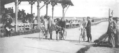 На старте велосипедных гонок Фото начала 1900х годов Когда в Петербурге - фото 129