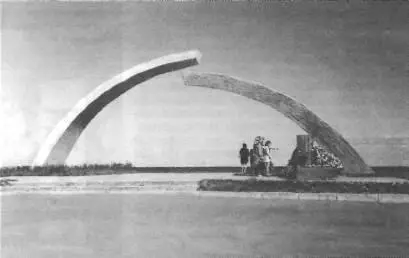 Памятник Разорванное кольцо у Вагановского спуска У Вагановского спуска - фото 239