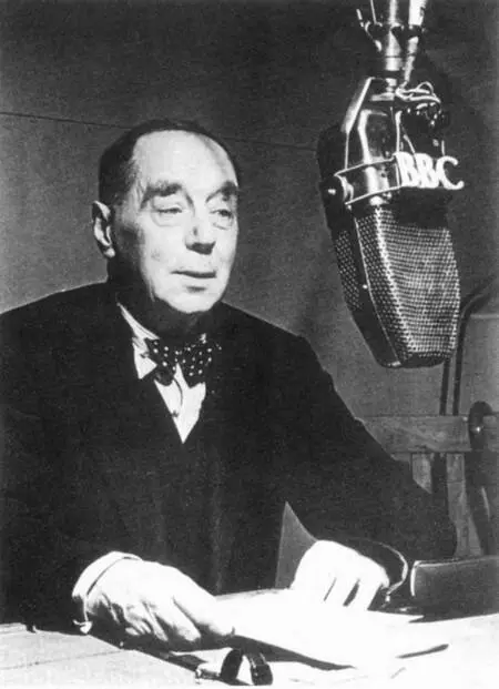 ГДж Уэллс у микрофона Бибиси январь 1943 г Фредерик Джозеф Уэллс - фото 7