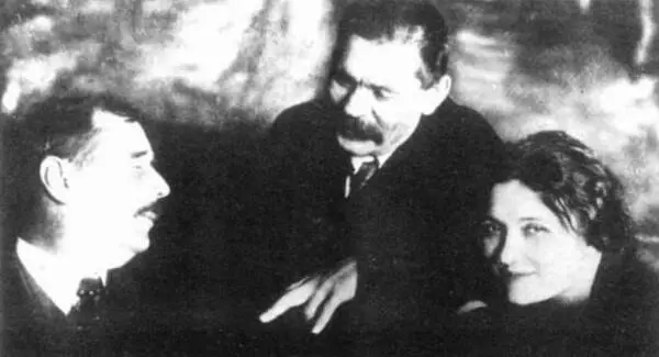 Герберт Уэллс и Максим Горький в Петрограде 1920 г Их переводчица - фото 39