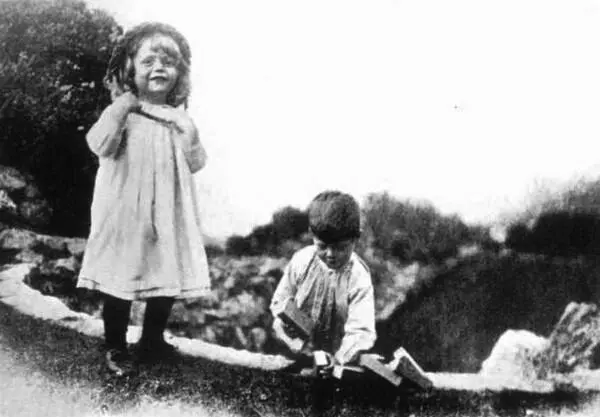 Сыновья ГДж Уэллса ГДж Уэллс и Эми Кэтрин Уэллс 1895 г На - фото 45