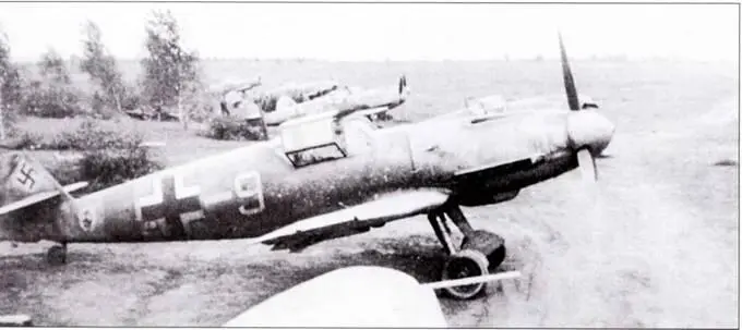 Ряд Bf 109F2 из 1IJG 51 осенью 1941 года Обратите внимание на позицию - фото 164