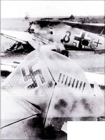 Пара Bf109F на полевом ремонте или на разборке на запчасти осенью 1941 года - фото 168