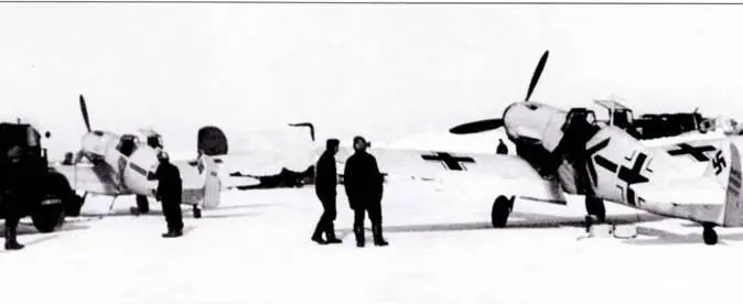 Камуфлированные зимним камуфляжем самолеты из состава StabJG 54 на аэродроме - фото 208