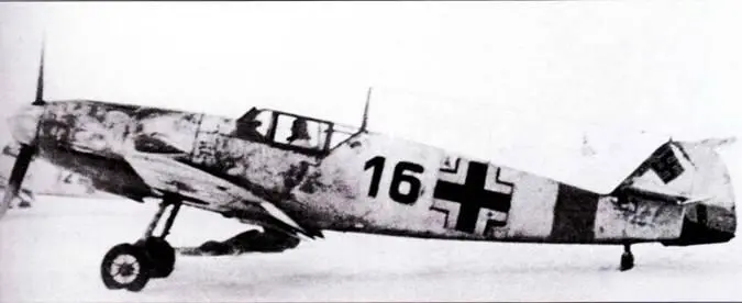 Bf 109F4 из JG 54 во временном зимнем камуфляже В спешке закрашивались все - фото 210