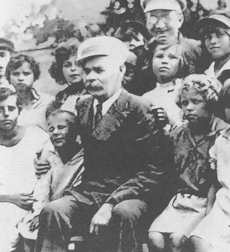М Горький и А С Макаренко среди воспитанников Куряжской колонии 1928 - фото 18