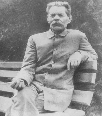 М Горький в Морозовке 1928 М Горький у бюста Данте на вилле Масса в - фото 23