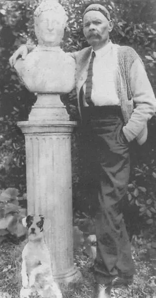 М Горький у бюста Данте на вилле Масса в Италии 1924 М Горький в Италии - фото 24
