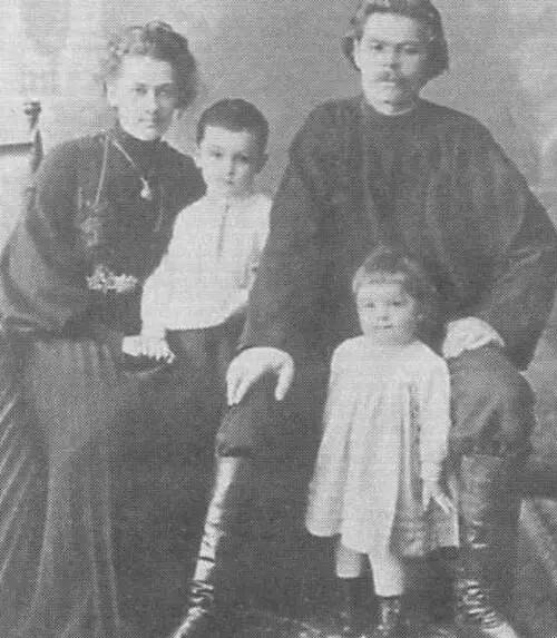 М Горький с женой Е П Пешковой и детьми Максимом и Катей1903 Максим - фото 33