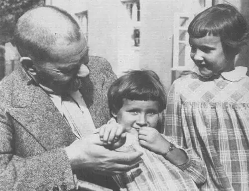 М Горький с внучками Марфой и Дарьей М Горький среди пионеров М Горь - фото 42
