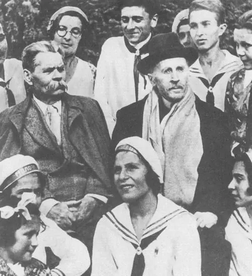 М Горький и Р Роллан Горки 1935 М Горький и И Сталин 1931 1 мая 1934 - фото 47