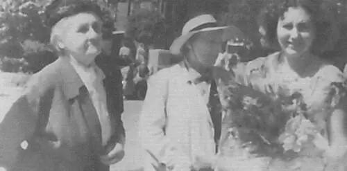 Е П Пешкова в Н Новгороде на Горьковских чтениях в 1960 г Справа покойная - фото 56