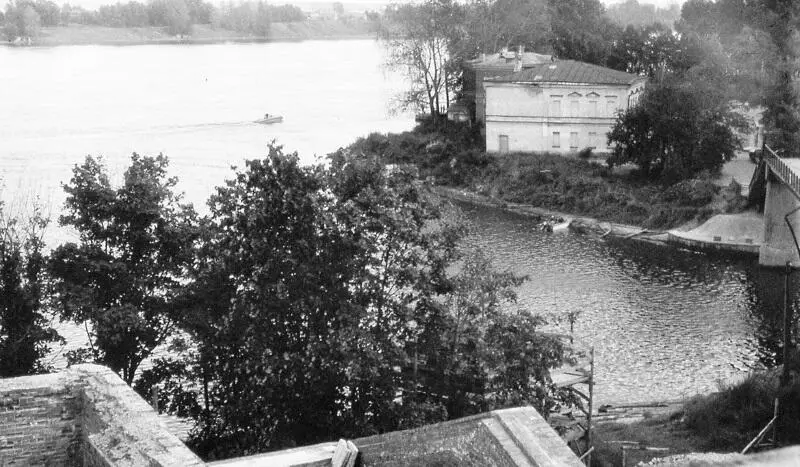 Рис 42 Вид на акваторию подводных работ у устья Ижоры с колокольни храма - фото 49