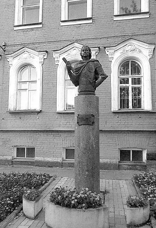 Рис 169 Памятник Петру I у здания бывшей волостной управы Скульптор АВ - фото 171